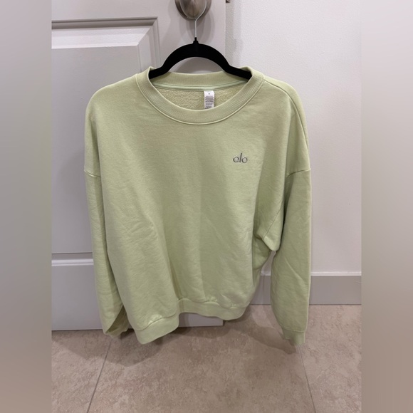 Alo Yoga Medium Green Accolade Sweatshirt. 💚⚡️